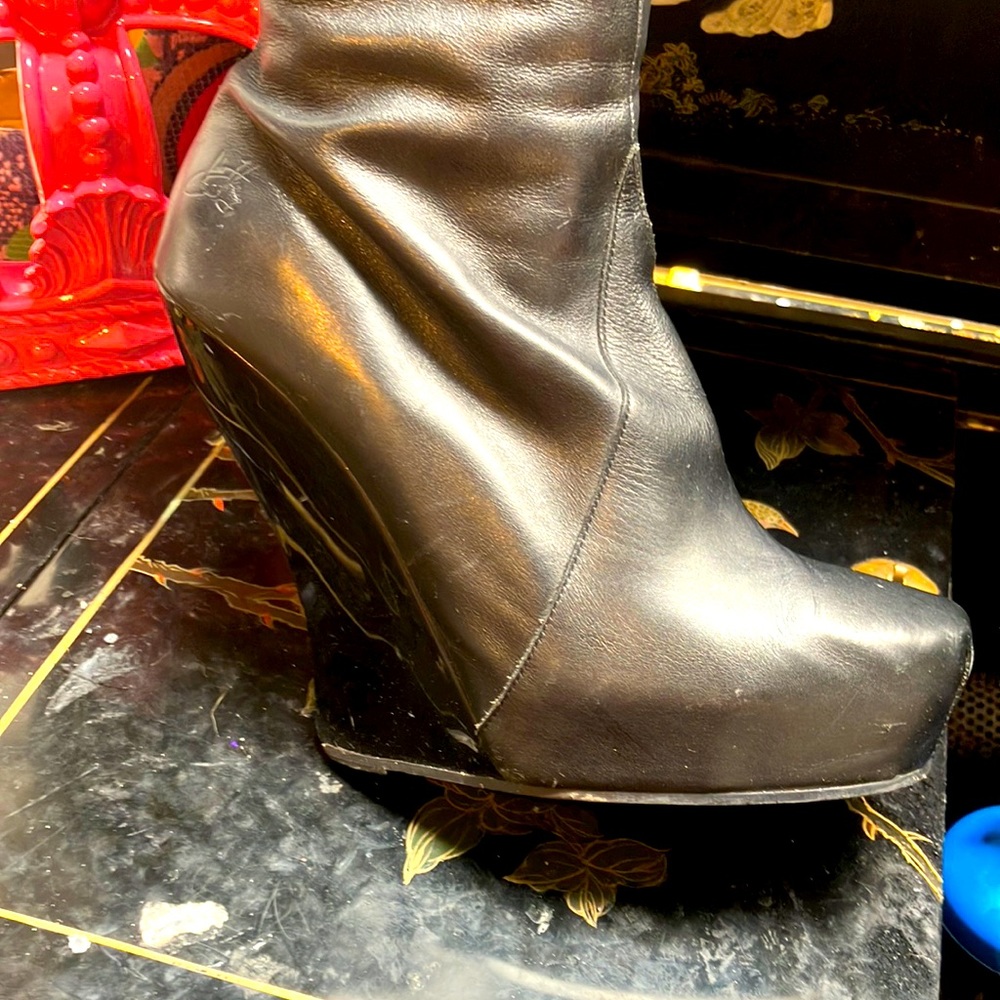 Thigh high Portuguese made john Fluevog as farvi know these are the only pair